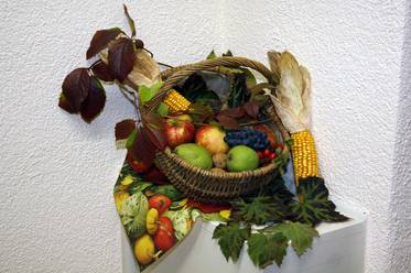 Ein herbstlich geschmückter Obstkorb