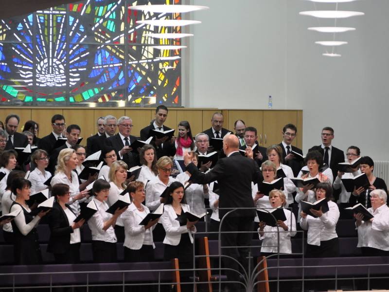 Der gemischte Chor umrahmt den Gottesdienst.