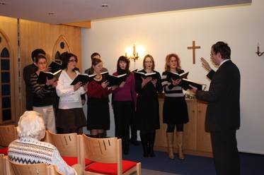Die Jugend bringt Adventsstimmung ins Alten- und Pflegeheim,