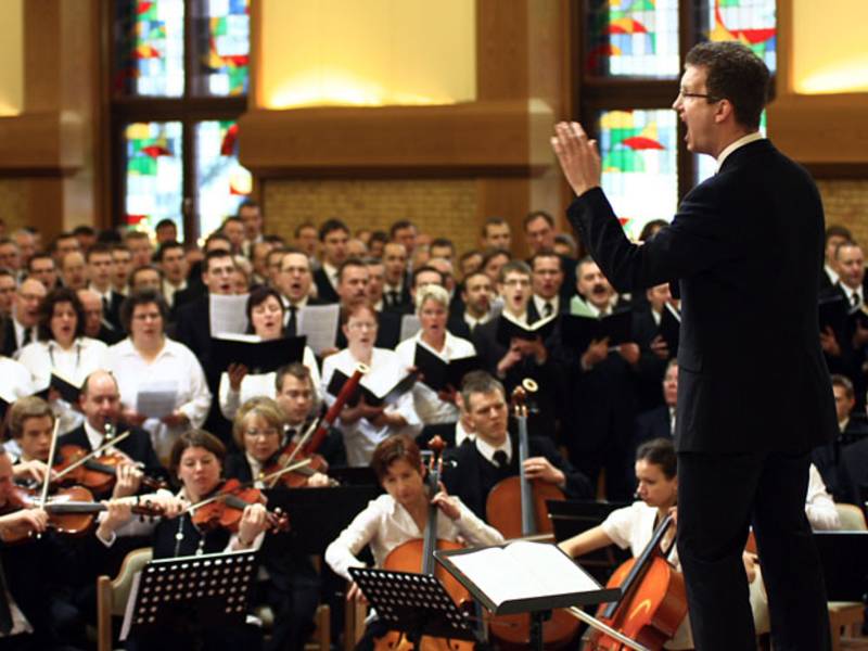 Das neu gegründete Orchester der Gebietskirche mit seinem Leiter Volker Hedtfeldt