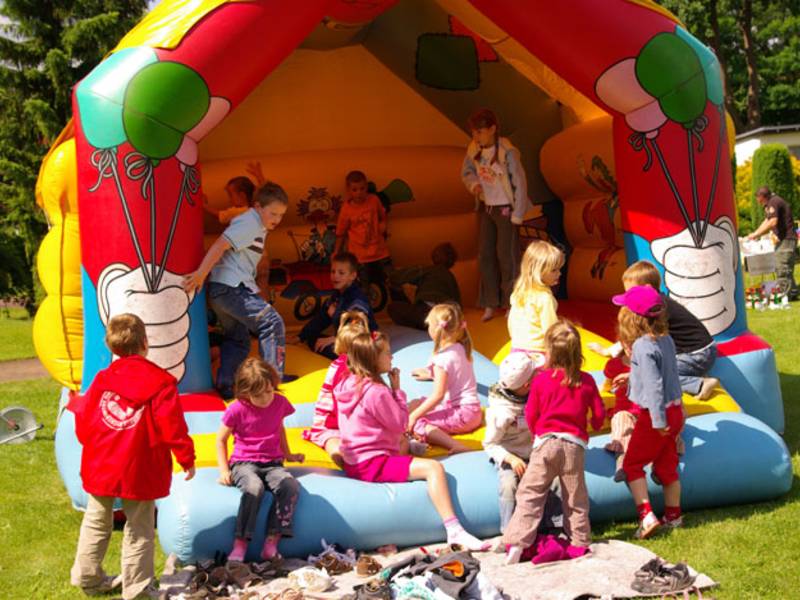 Die Hüpfburg - eine der Dauerattraktionen des Festes