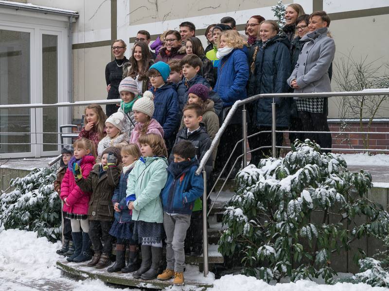 Kindern und der Jugend der Gemeinde begrüßt.