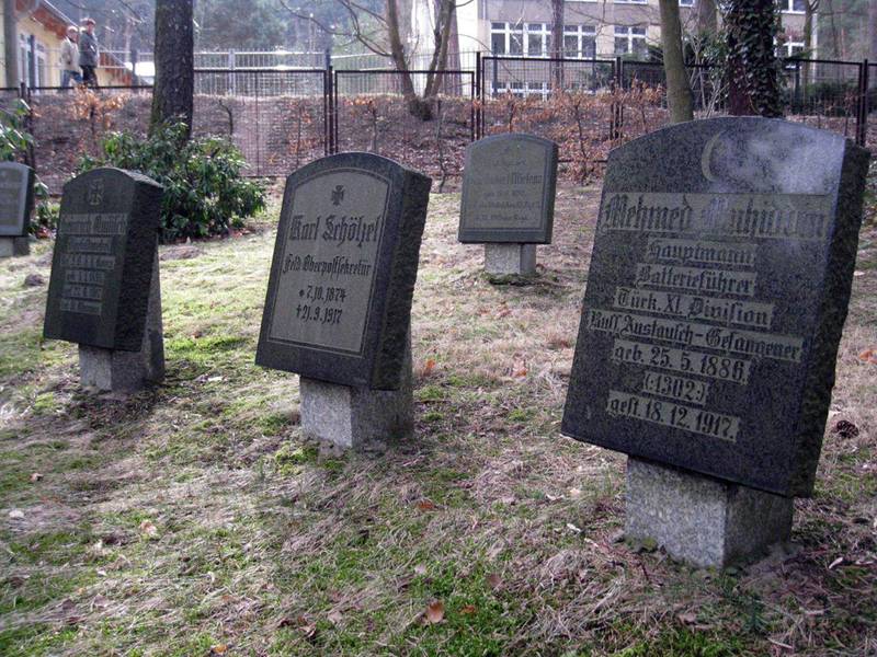 Gräber von Gefallenen des Ersten Weltkrigs, darunter auch ein türkischer Hauptmann