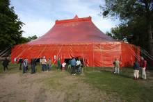 Das Festzelt steht am Strand des Werbellinsees.