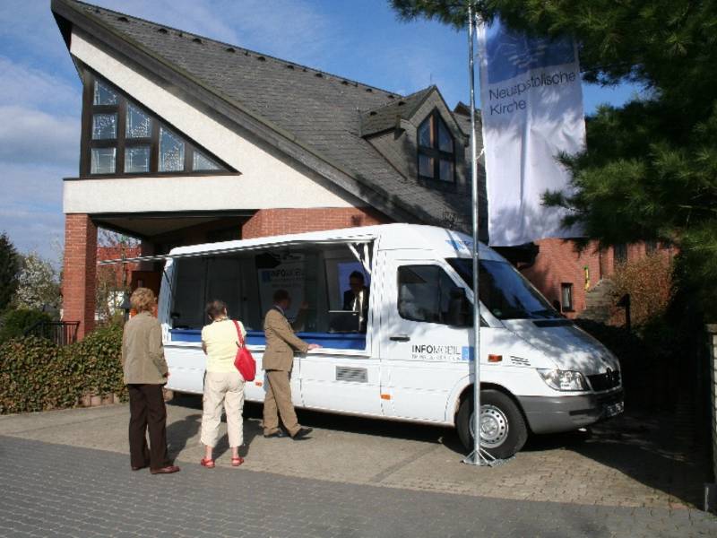 Das Infomobil diente als Blickfang und bot die Möglichkeit, sich über die Neuapostolische Kirche zu informieren.