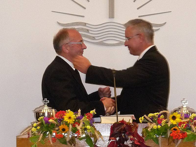 Bezirksapostel Nadolny (r.) verabschiedet den Vorsteher und Hirten der Gemeinde Angermünde, Härm, in den Ruhestand