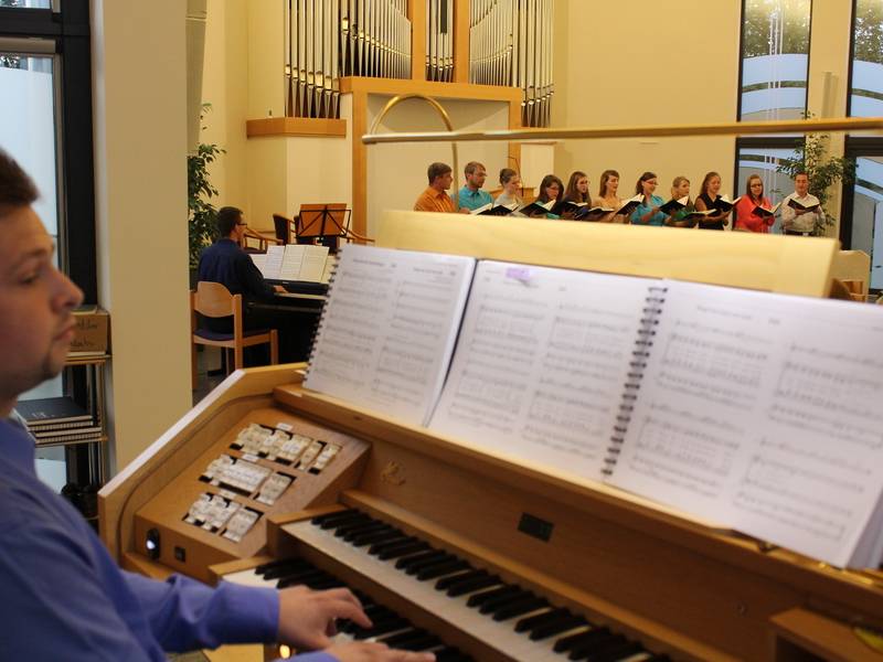 Orgel und Klavier begleiten den Jugendchor