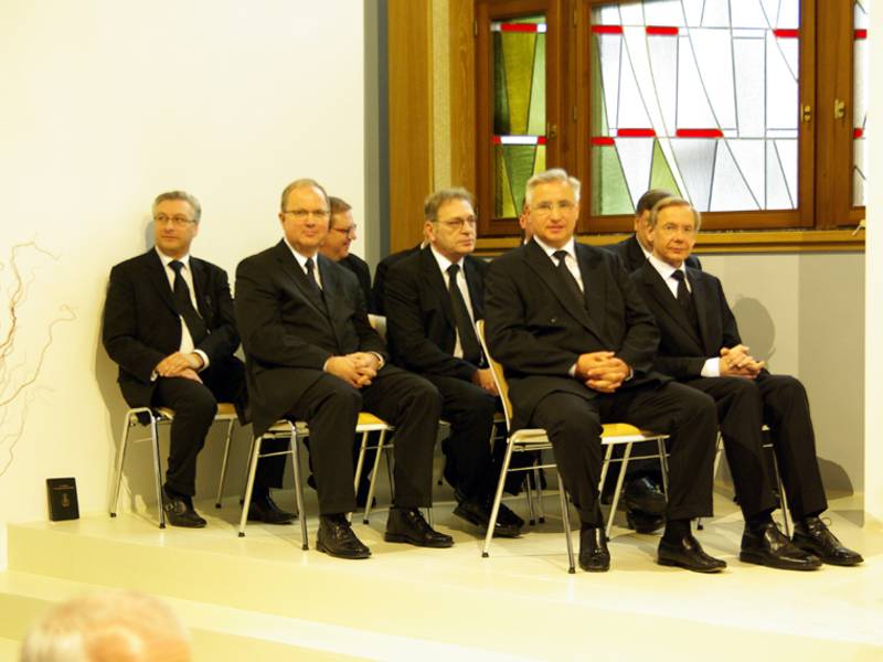 Hirte Schwandt, Bezirksältester Jeßke, Evangelist Becker, Evangelist Podobinski, Bezirksapostel Nadolny und Bischof Bias (v.l.n.r.)