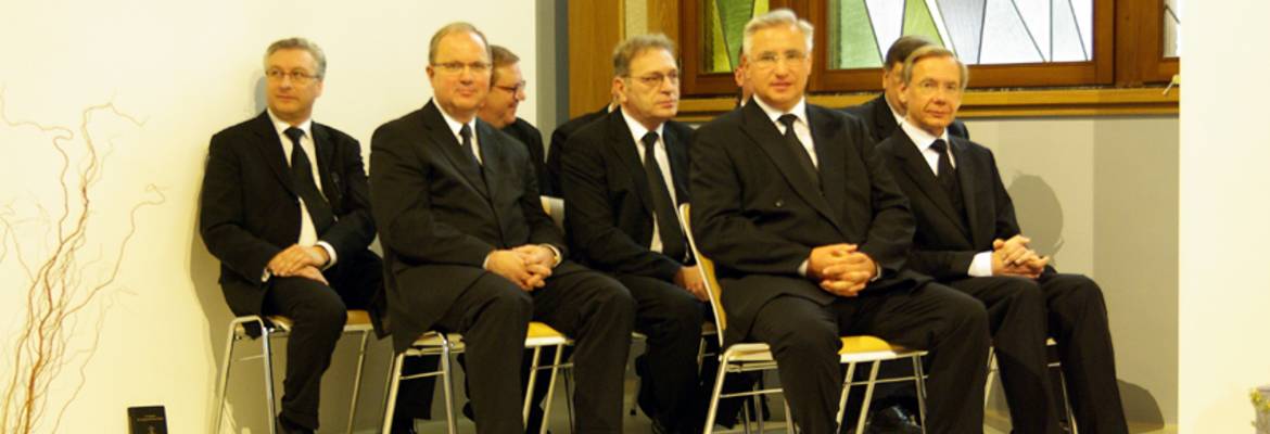 Hirte Schwandt, Bezirksältester Jeßke, Evangelist Becker, Evangelist Podobinski, Bezirksapostel Nadolny und Bischof Bias (v.l.n.r.)