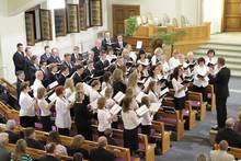 Der Gemeinde- und Jugendchor umrahmen den Gottesdienst.