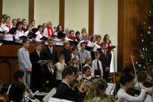 "We wish you a merry christmas" – vorgetragen vom Kinder- und Gemeindechor sowie vom Orchester II