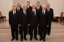 Gruppenfoto der russischen Apostel mit dem Stammapostel und seinem Helfer (nicht auf dem Foto: Apostel Malyschew).