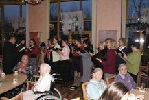 Die Senioren aus zwei benachbarten Seniorenheimen wurden am 14.12.2008 durch Sängerinnen und Sänger der Gemeinde Berlin-Weißensee erfreut.