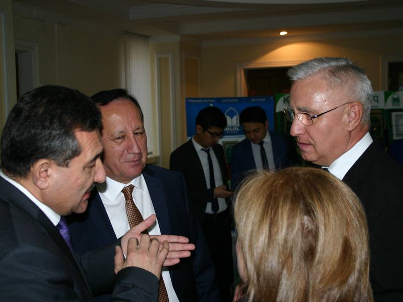 Bezirksapostel spricht mit Minister Yusupov (Mitte) und dem Rektor der Universität