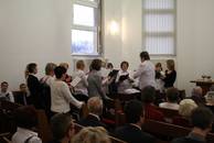 Den Weihnachtsgottesdienst in der Gemeinde Nauen gestalteten neben dem Gemeinde- auch der Frauenchor ...