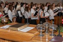 Der Jugendchor stimmt die Zuhörer...