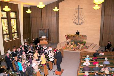 Der Chor gestaltet den Gottesdienst musikalisch ebenso ...