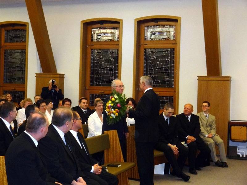 Bezirksapostel i.R. Schröder wurde 30 Jahre zuvor zum Apostel ordiniert