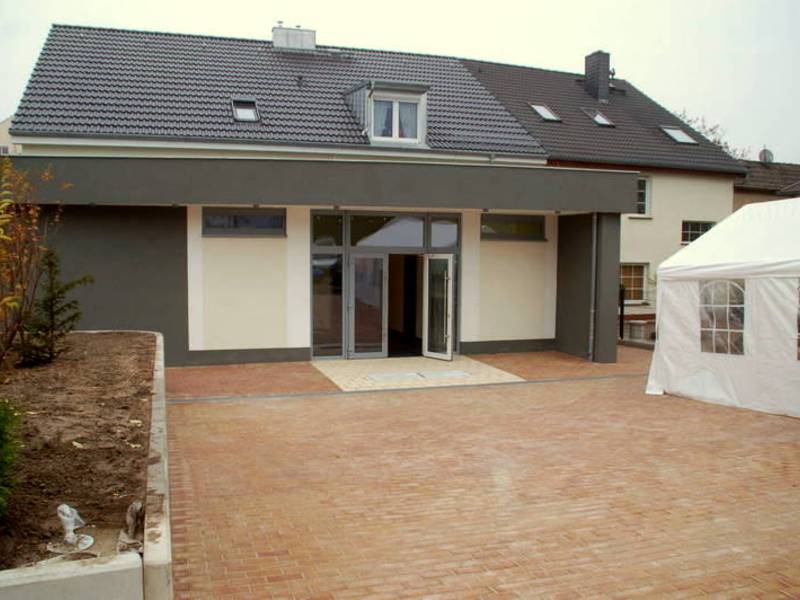 Nach dem Gottesdienst ist Zeit für eine Besichtigung, hier der Innenhof.