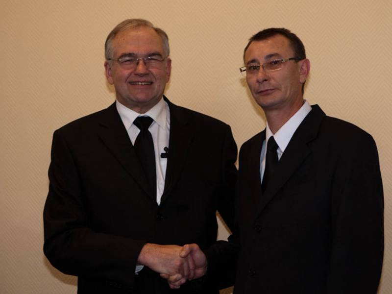 Stammapostel Leber (l.) nach der Ordination des neuen Bischofs Marat Aktschurin