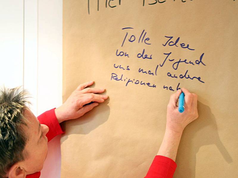 "Und Sie?" – Einige Besucher schreiben ihre Eindrücke auf die Wandzeitung