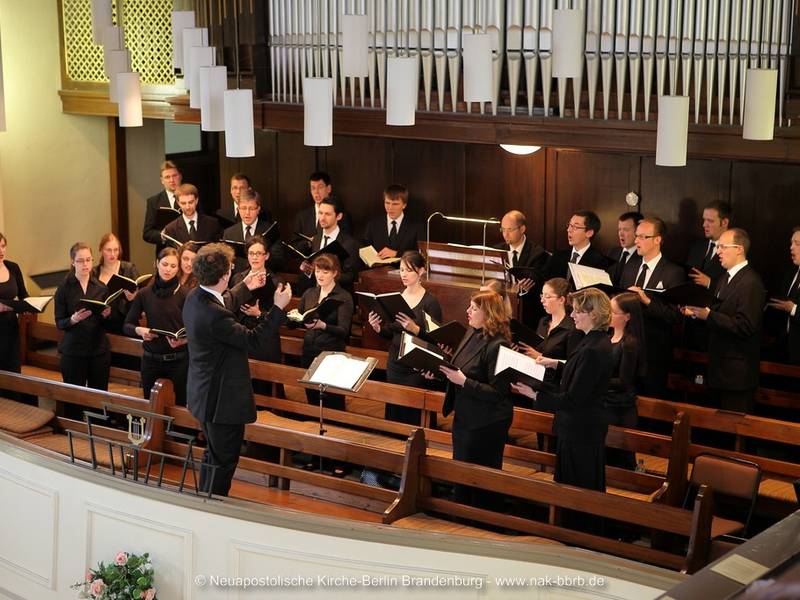 Der Projektchor hat sich um Tobias Berndt an der Orgel gruppiert