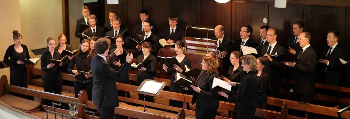 Der Projektchor hat sich um Tobias Berndt an der Orgel gruppiert