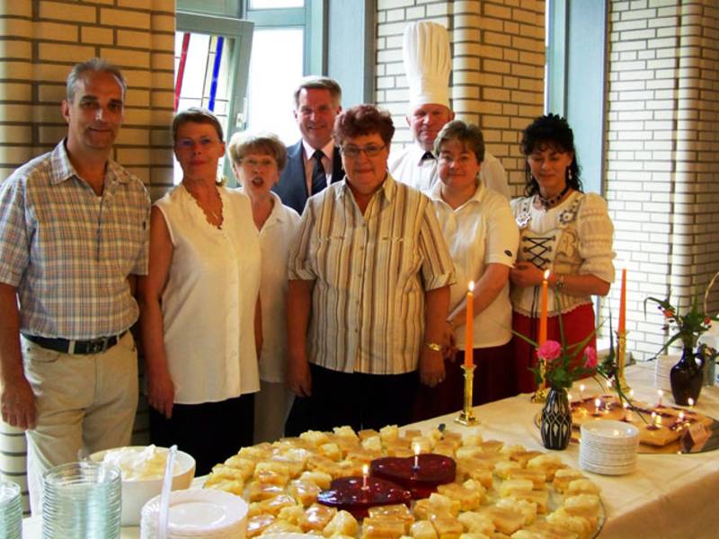 Das Team. Ganz rechts: Initiatorin Karin Unger, hinten Mitte: Bezirksvorsteher Pflanz