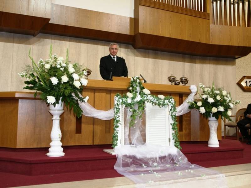 Bezirksapostel Nadolny am Altar