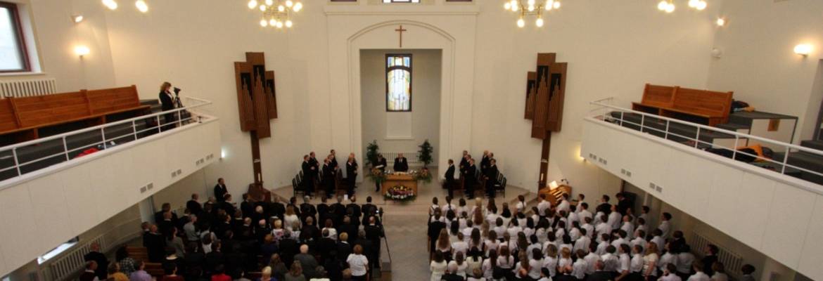 hatten sich 384 Gottesdienstteilnehmer versammelt.