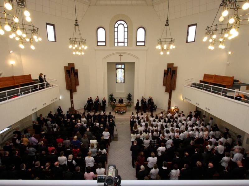 hatten sich 384 Gottesdienstteilnehmer versammelt.