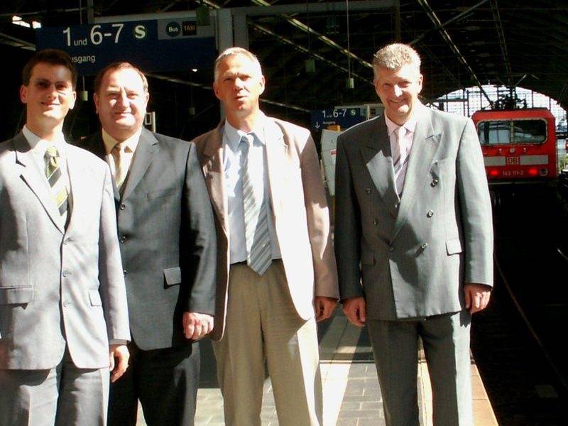 v.l.n.r.: Die Berliner EJT-Planer Markus Lange und Bischof Udo Knispel, DB-Charter-Manager Peter Bahr sowie als Vertreter der NAK in Rostock, Reinhard Laatz