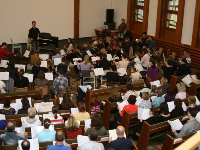 Ca. 50 Orchestermitglieder und 65 Sängerinnen und Sänger...