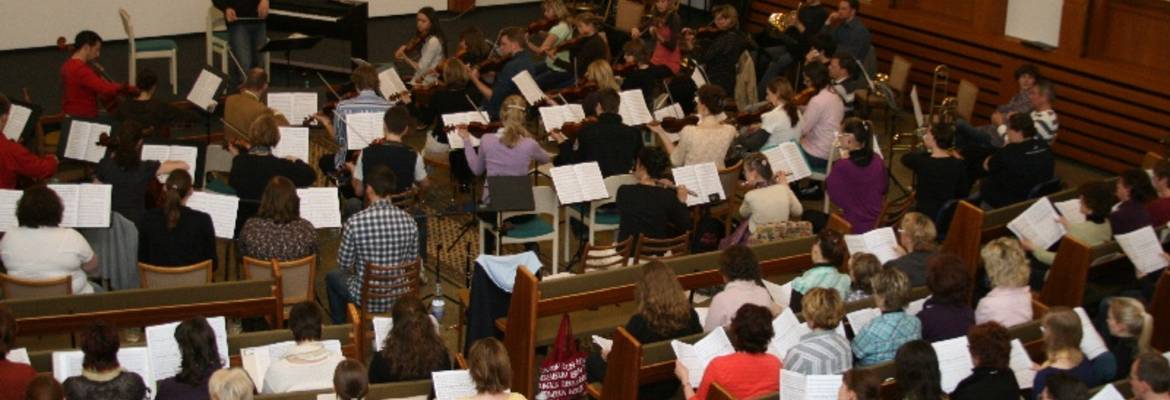 Ca. 50 Orchestermitglieder und 65 Sängerinnen und Sänger...