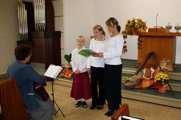 Die Kinder musizieren zum Erntedank - mal als Chor ...