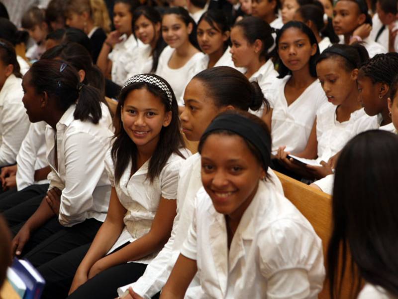 Auch die Gäste aus Südafrika gestalten den Kindergottesdienst musikalisch mit