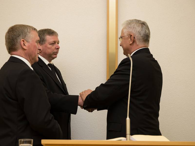 Bezirksapostel Nadolny (r.) beauftragt den Storkower Vorsteher Sager (M.) zum Nachfolger für den Friedersdorfer Vorstehr Eckert