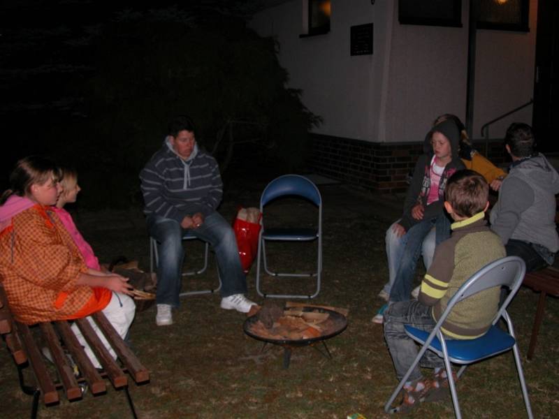 Der Abend klang am leise knisternden Feuer aus.