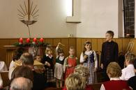 Der Kinderchor: "Kling Glöckchen", untermalt mit Glöckchenklingeln
