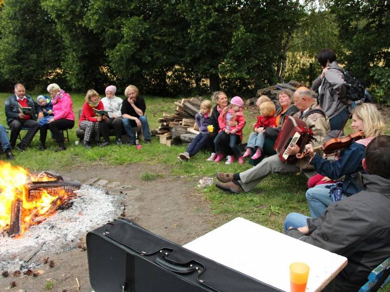 Abends Lagerfeuerromantik bei gemeinsamer Musik.