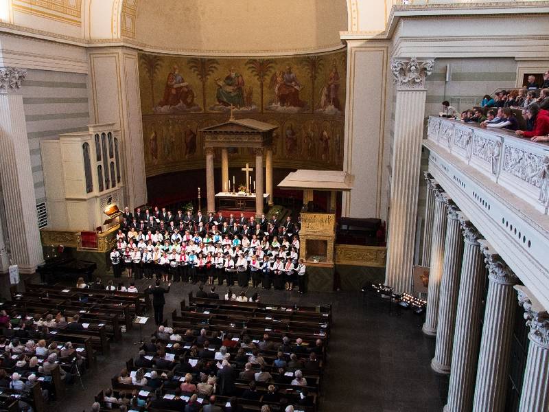 Auch die drei Emporen hatten sich zum Konzert mit Besuchern gefüllt.