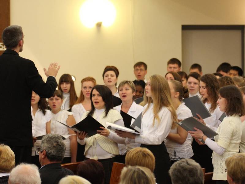 von einem großen Jugendchor musikalisch umrahmt.