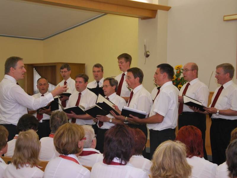 tragen geistliche und Volksmusik vor.
