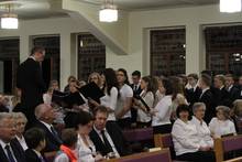 Der Jugendchor "The Battle Belongs To The Lord", als Willkommensgruß für den englischsprachigen Dienstleiter Bezirksapostel Charles Ndandula.