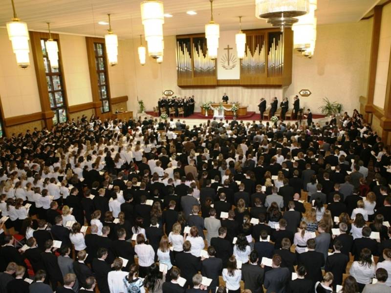 1600 Jugendliche feiern den Entschlafenengottesdienst in der Kirche Berlin-Lichtenberg