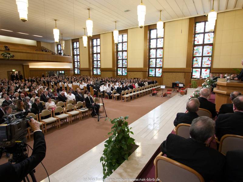 Per Internet wird der Gottesdienst von der Kirche Berlin-Lichtenberg aus in die gesamte Gebietskirche übertragen. In der Kirche selbst sind die Amtsträger und ihre Frauen aus den Bezirken Berlin-Nordwest, -Ost und Frankfurt/Oder versammelt
