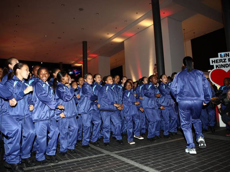 Gesangseinlage hinter der Bühne: Der Capetown Children Choir am Rande der Gala "Ein Herz für Kinder"
