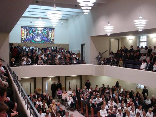 Blick in die vollbesetzte Gemeinde