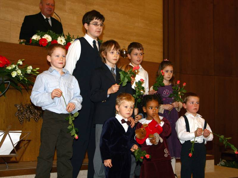 Der Kinderchor singt ein Halleluja.