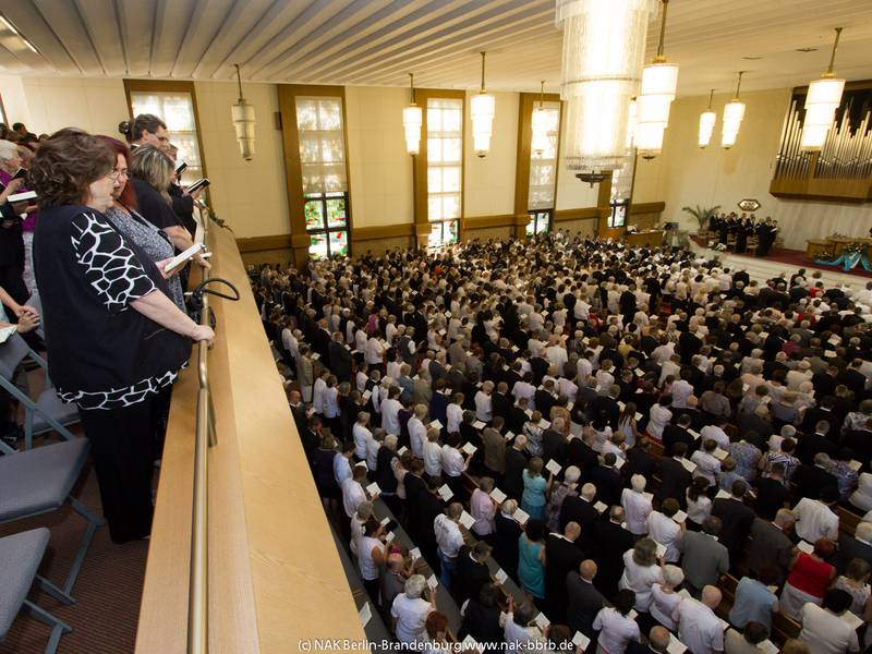 Die Kirche ist gut gefüllt, zwei Bezirke feiern gemeinsam Gottesdienst.